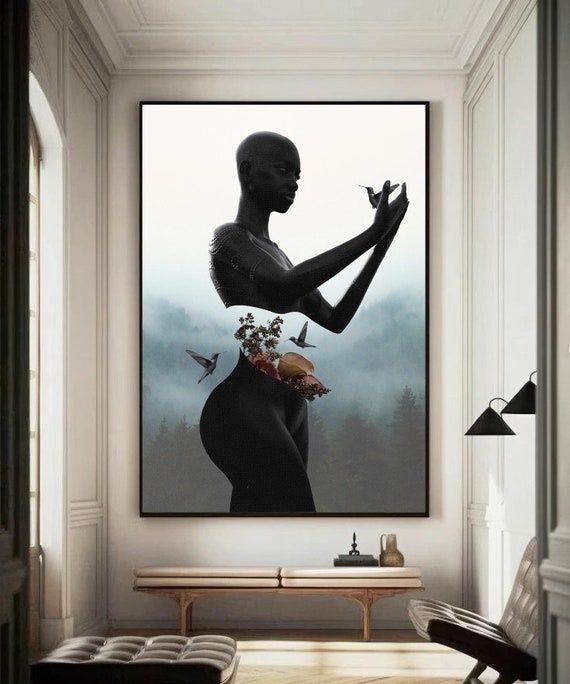 Duża oprawiona grafika nad konsolą w eleganckim salonie